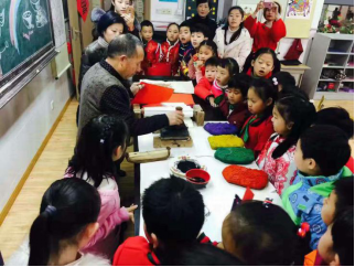 张庭旭先生在为小朋友们讲解木版年画的印制过程